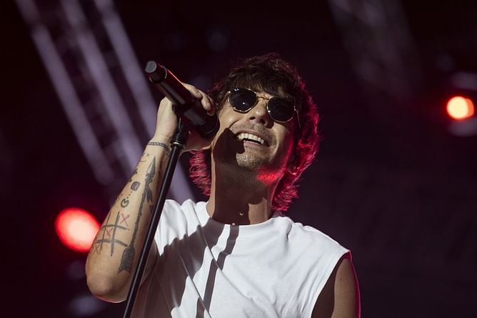 "The tan hello?!" — Netizens react to former One Direction member Louis Tomlinson being spotted at Coachella