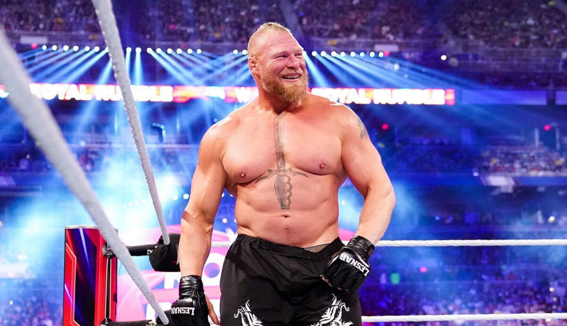 ब्रॉक लैसनर रिंग में हंसते हुए (Photo: WWE.com)
