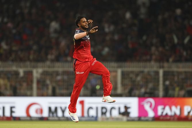 Yash Dayal and Jitesh Sharma collide after massive miscommunication to drop Suryakumar Yadav on 27 in MI vs RCB IPL 2025 match [Watch]