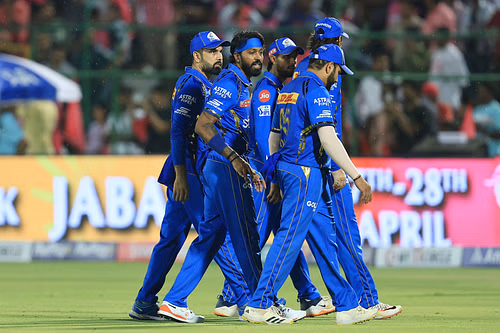 Hardik Pandya with MI teammates. (Credits: Getty)