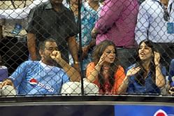 Sakshi Dhoni all smiles while exiting Wankhede Stadium after MI vs CSK IPL 2025 match [Watch]