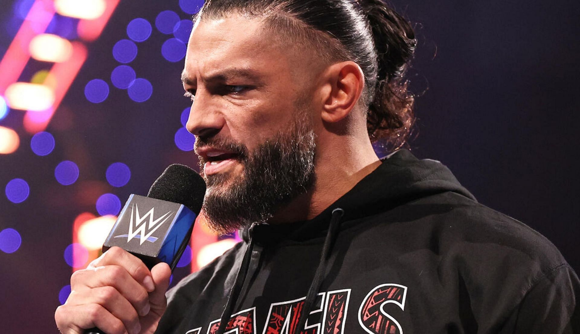 रोमन रेंस प्रोमो कट करते हुए (Photo: WWE.com)