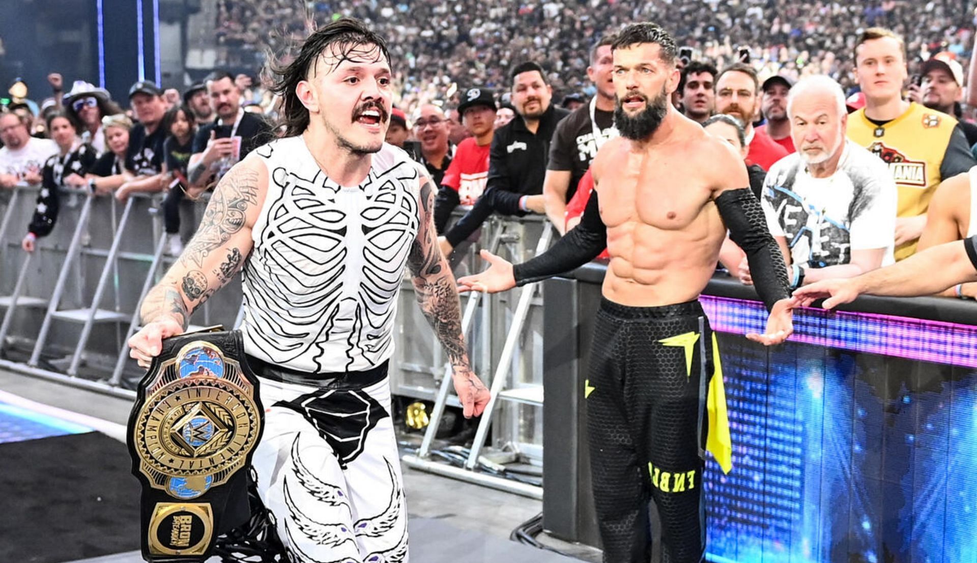 डॉमिनिक मिस्टीरियो चैंपियनशिप जीत के बाद (Photo: WWE.com)