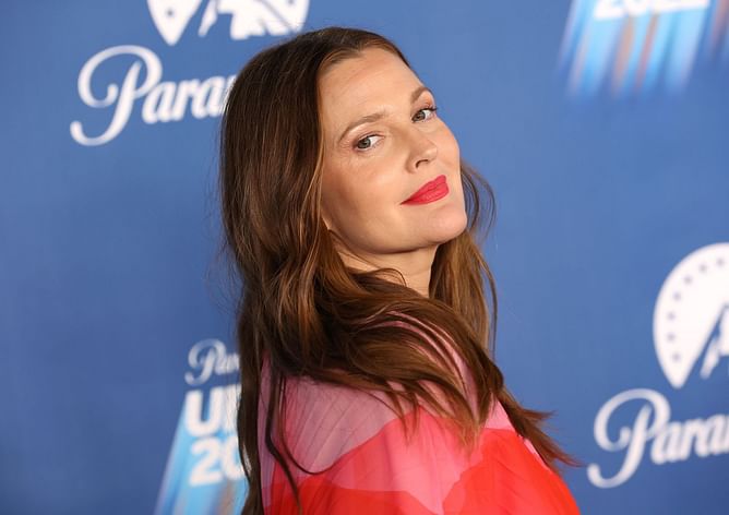 What is a hot flash? Drew Barrymore experiences one in the middle of her show, opens up about feeling "hot" and "lightheaded"
