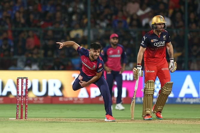 "Bohot kanjoos hai" - Fazalhaq Farooqi reacts cheekily on not getting bat from star GT all-rounder amid IPL 2025 [Watch]