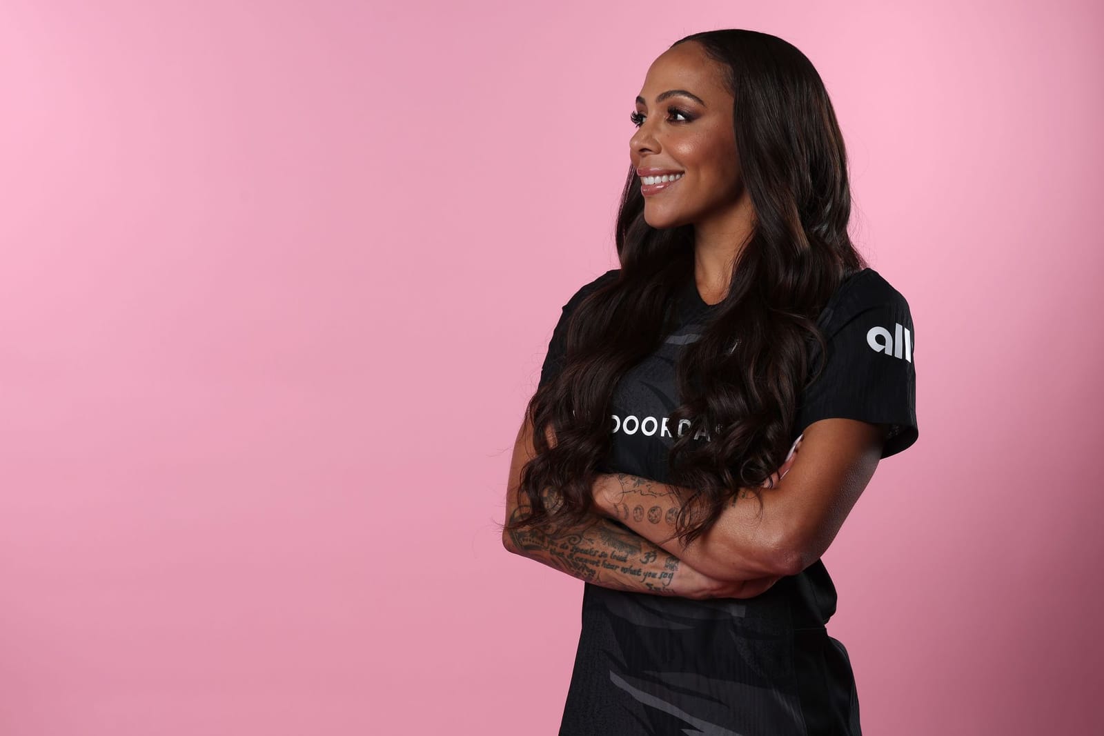 Sydney Leroux hilariously offers glimpse of daughter Roux gifting Angel ...