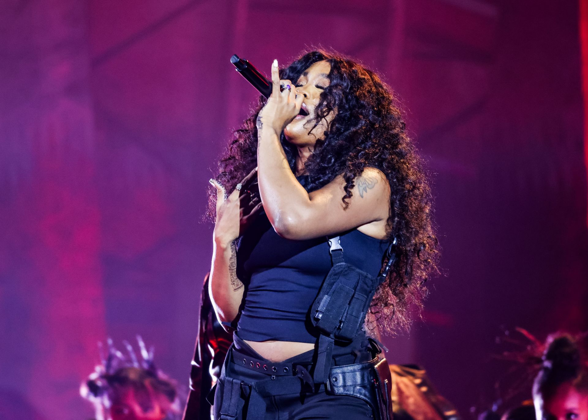 "Bodying the charts" — Internet reacts as SZA holds the #1 album and #1 song simultaneously on Billboard 200 and Hot 100