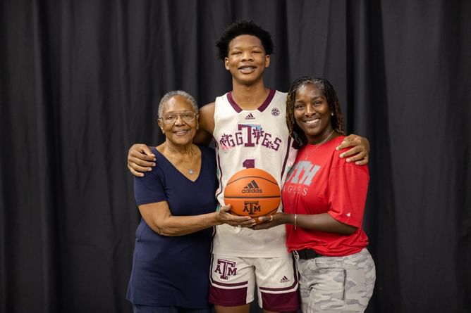 "Duke is getting a lesson in humility": Hoops fans react as top 30-recruit Shelton Henderson de-commits from Jon Scheyer's team