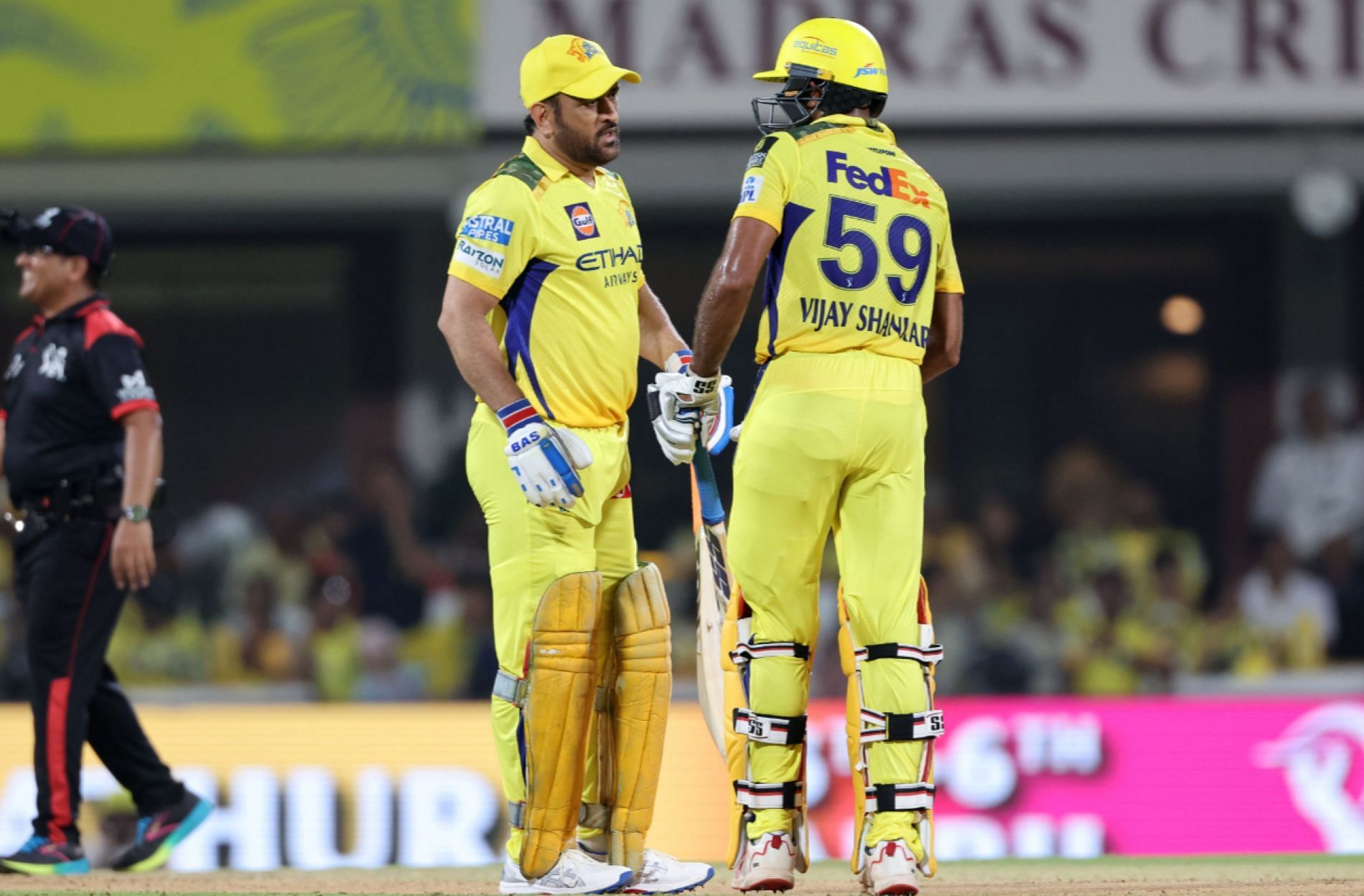 MS Dhoni and Vijay Shankar frustrated fans with their timid batting approach against DC [Credit: @IPL X handle]