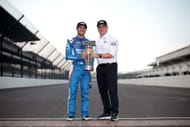 Kyle Larson و Jeff Gordon Pose مع Brickyard 400 - المصدر: Getty Trophy