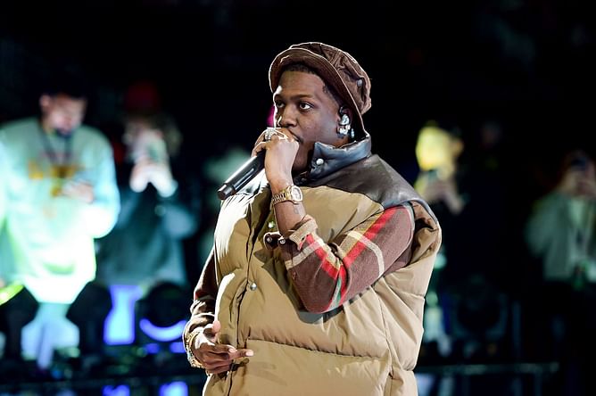 Lil Yachty gives away his Air Force 1s in New York after making fans play "Stone, Paper, Scissor"