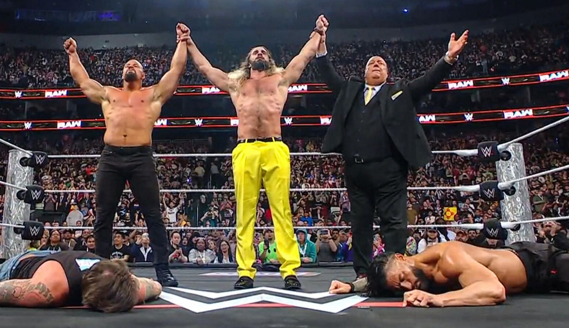 पॉल हेमन, सीएम पंक और ब्रॉन ब्रेकर एक-दूसरे का हाथ ऊपर करते हुए (Photo: WWE.com)