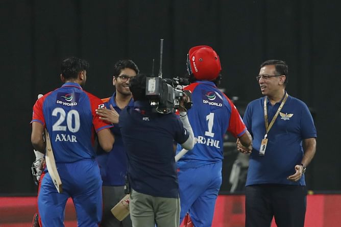 KL Rahul shakes hands with Sanjiv Goenka and hurriedly walks away after end of LSG vs DC IPL 2025 match [Watch]