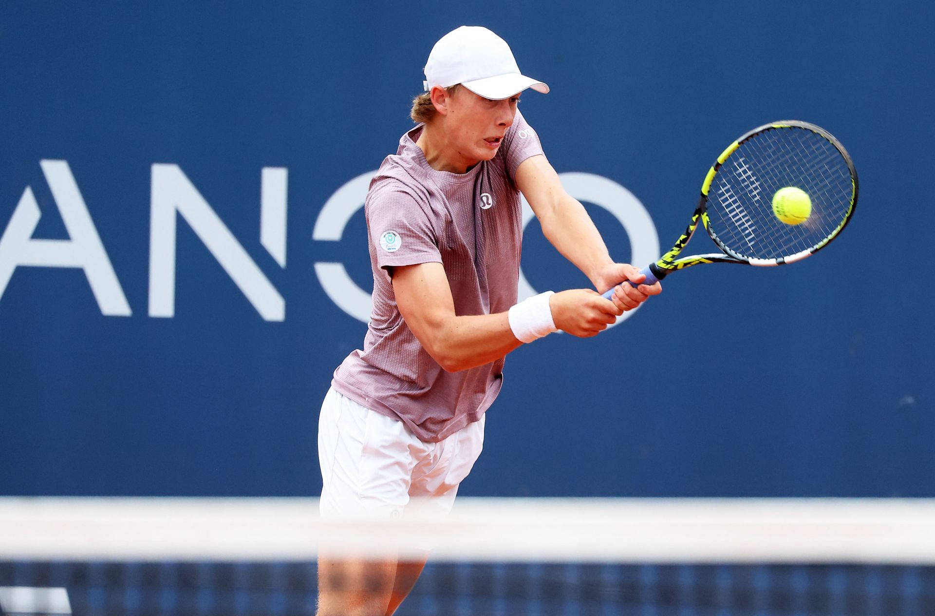 Quinn plays a backhand in the Barcelona Open 2025 - Source: Getty