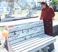 Uttarakhand Sports Minister Smt. Rekha Arya with the Eco-Friendly Bench made during the 38th National Games (Credits: Press Release).