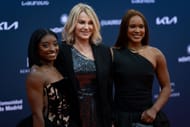 سيمون بيلز ، ناديا كومنيسي وريبيكا أندراري في 2025 جوائز لوريوس العالمية الرياضية مدريد. المصدر: غيتي