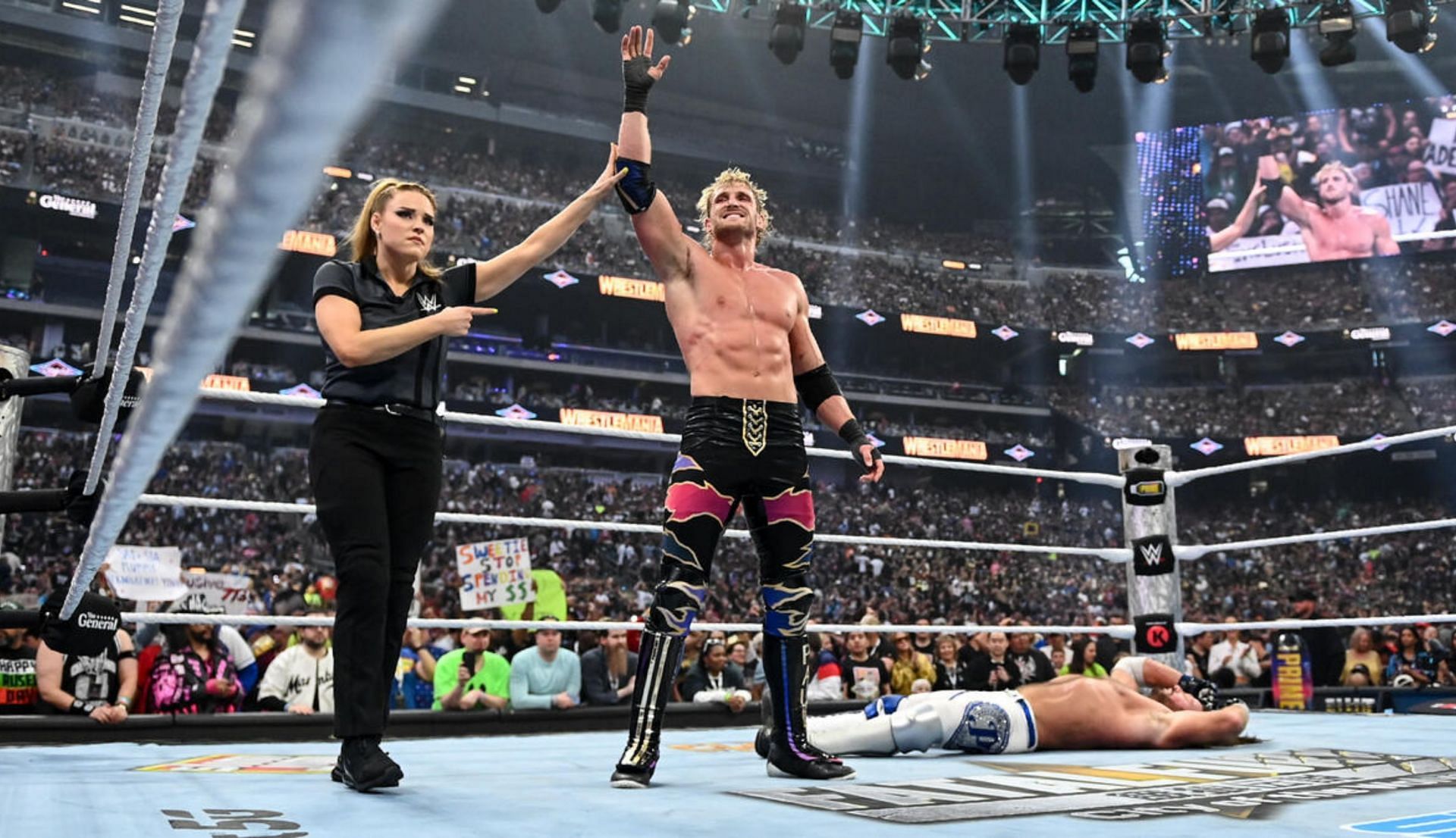 लोगन पॉल जीत सेलिब्रेट करते हुए (Photo: WWE.com)