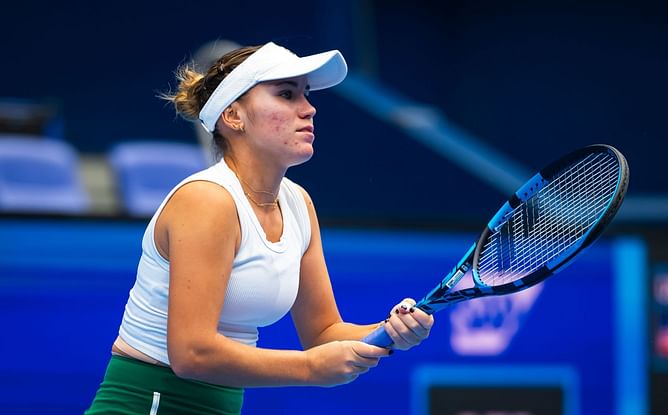 WATCH: Bizarre scenes as Sofia Kenin halts play against Daria Kasatkina to challenge electronic call, umpire intervenes at Charleston Open