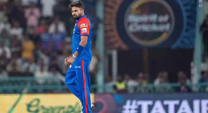 Mukesh Kumar takes a sharp return catch to remove Abdul Samad cheaply as Lucknow's experiment fails in LSG vs DC IPL 2025 clash [Watch]