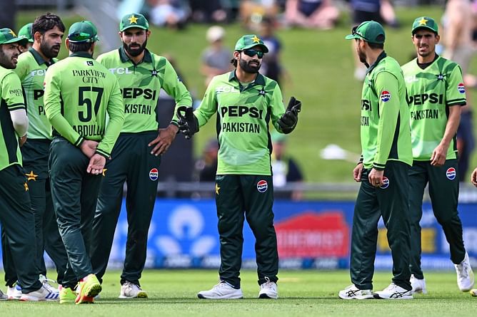 पाकिस्तान टीम पर चला ICC का हंटर, NZ से करारी शिकस्त के बाद मिली कड़ी सजा