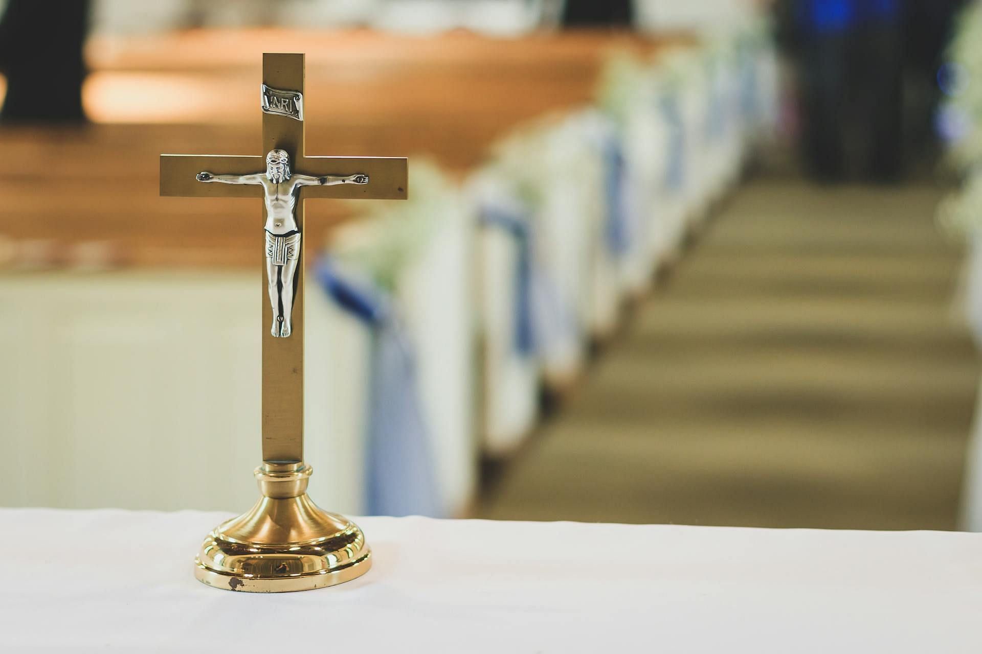 A representative image of a cross. (Image via Pexels)