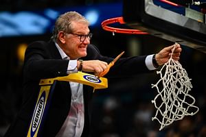 UConn HC Geno Auriemma rings Opening bell at New York Stock Exchange (WATCH)
