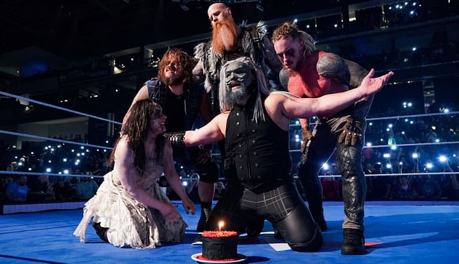 WWE SmackDown के मेन इवेंट में खतरनाक फैक्शन ने की वापसी, फेमस सुपरस्टार्स पर किया हमला