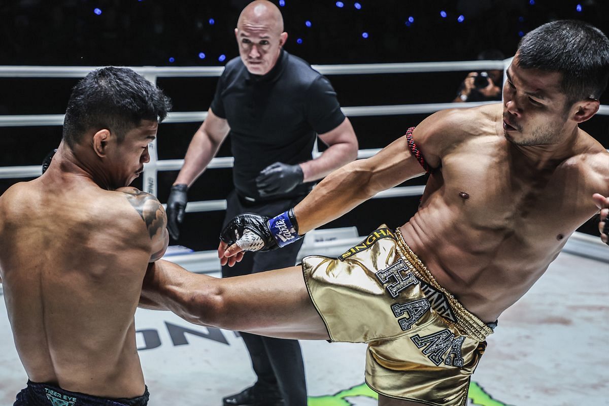 (From left to right) Kongthoranee, Referee Olivier Coste, Nong-O Hama [Photo via ONE Championship]