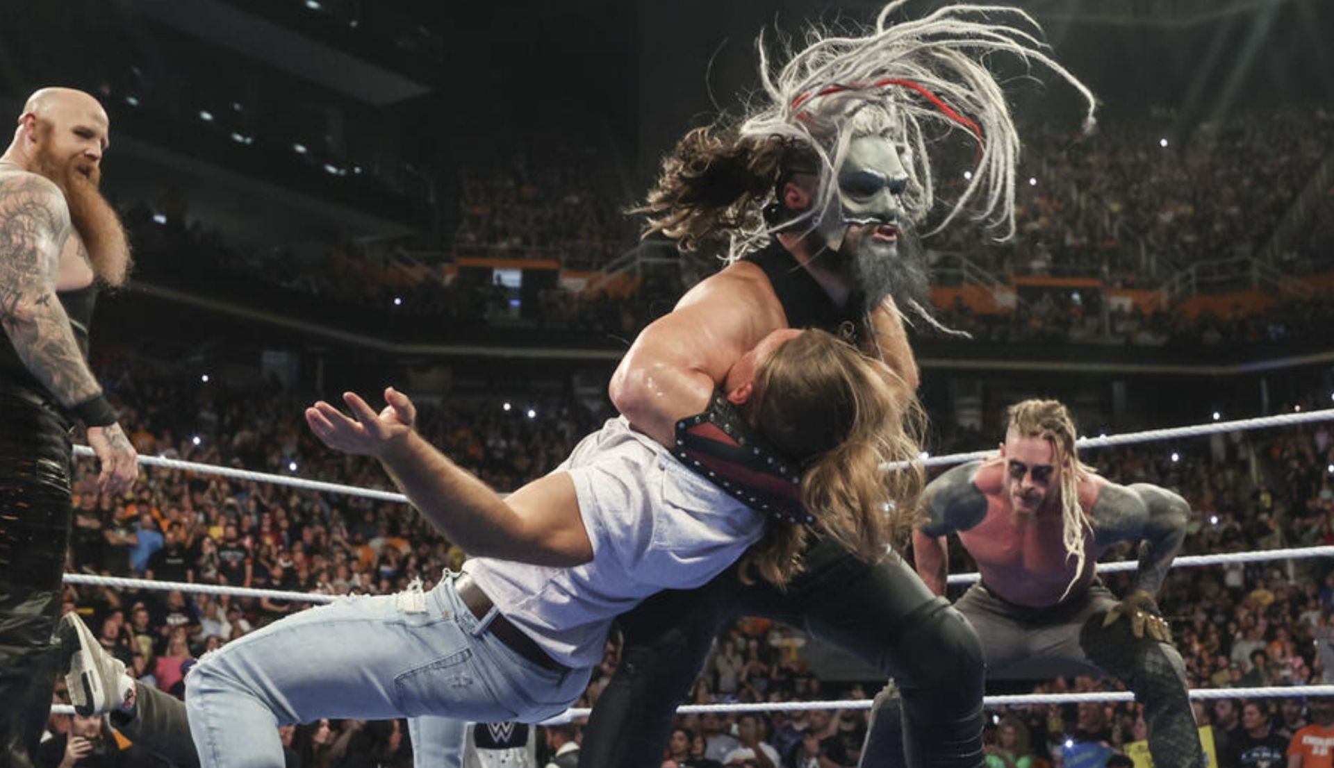 अंकल हाउडी, नाथन फ्रेज़र पर मूव लगाते हुए (Photo: WWE.com)