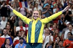 Olympic gold medalist Ariarne Titmus poses in green tracksuit in latest mirror selfie