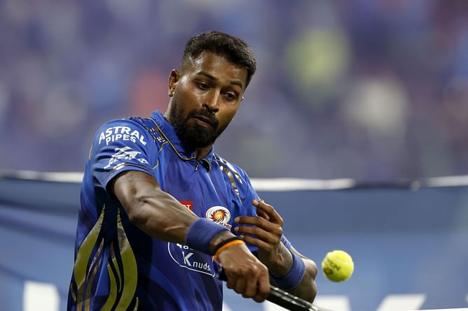 Hardik Pandya poses with Wankhede groundstaff after MI seal playoff spot with huge win over DC in IPL 2025 match [Watch]