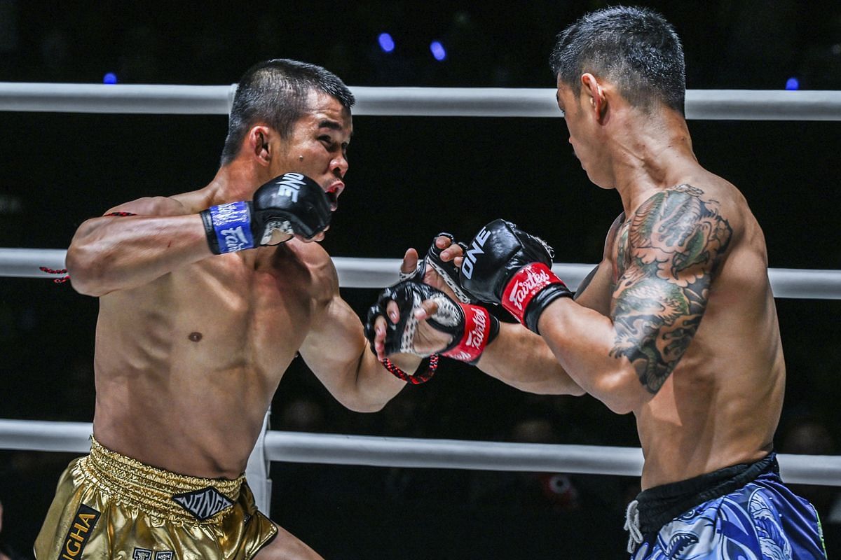 Nong-O (left) throws a punch against Kongthoranee (right). [Photo from ONE Championship]