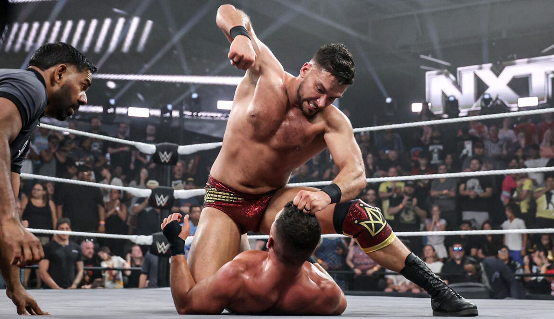 ईथन पेज, रिकी सेंट्स पर अटैक करते हुए (Photo: WWE.com)