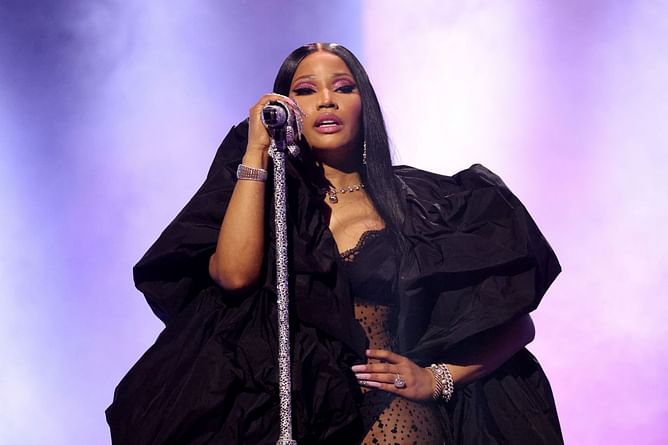 "OH MY GOSHHHHHH" — Nicki Minaj on the cover of Vogue Italia leaves the internet stunned