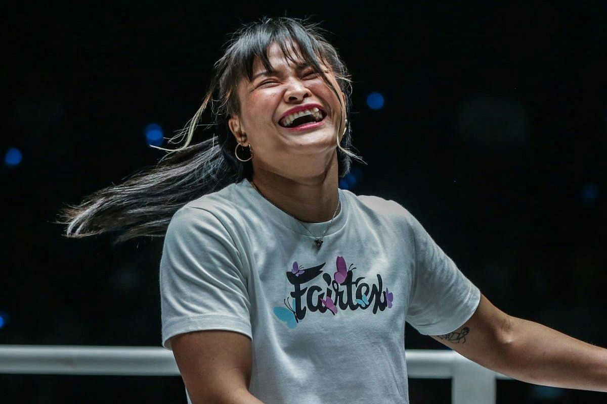Stamp Fairtex laughs in the Circle