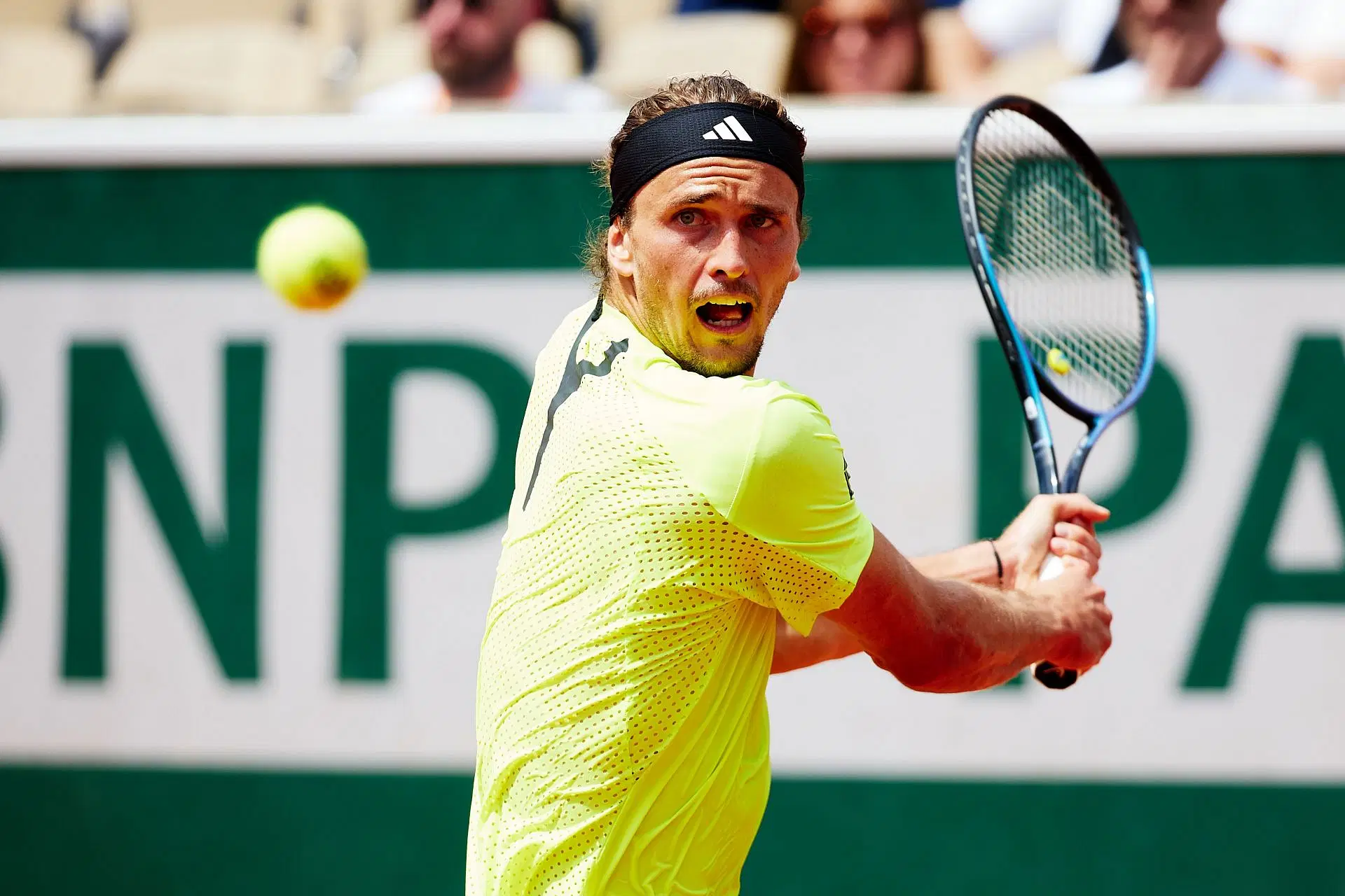 Alexander Zverev in action against Jesper De Jong in the men&#039;s singles second round at the 2025 French Open (Source: Getty)