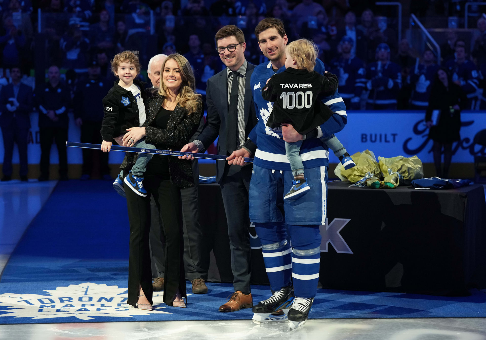 Kyle Dubas' relationship with Tavares could be a key factor in bringing the free agent to Pittsburgh - Source: Imagn