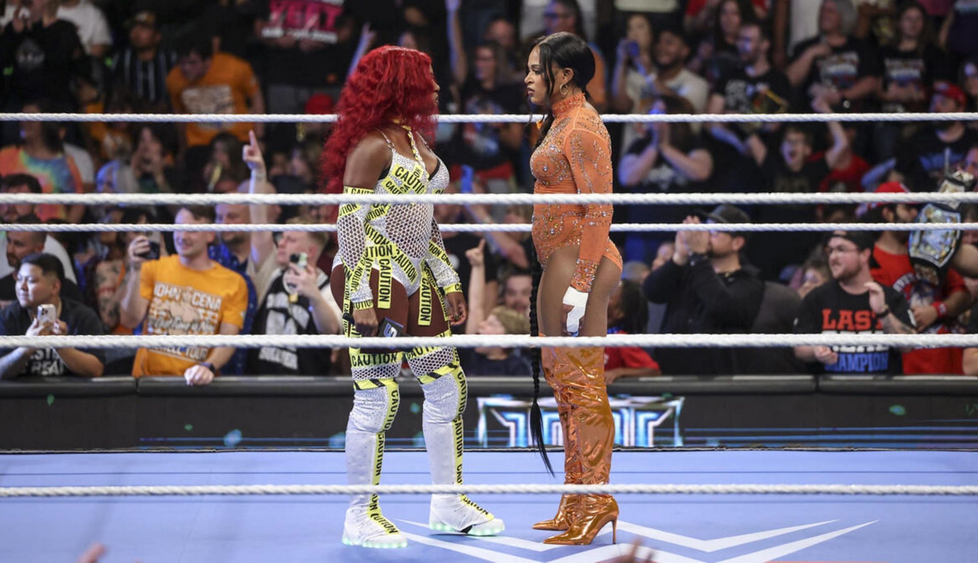 नेओमी और बियांका ब्लेयर एक-दूसरे को घूरते हुए (Photo: WWE.com)
