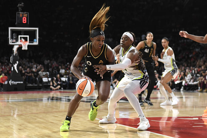 HC Niele Ivey hypes up ex-Notre Dame stars Arike Ogunbowale and Jackie Young for WNBA preseason game
