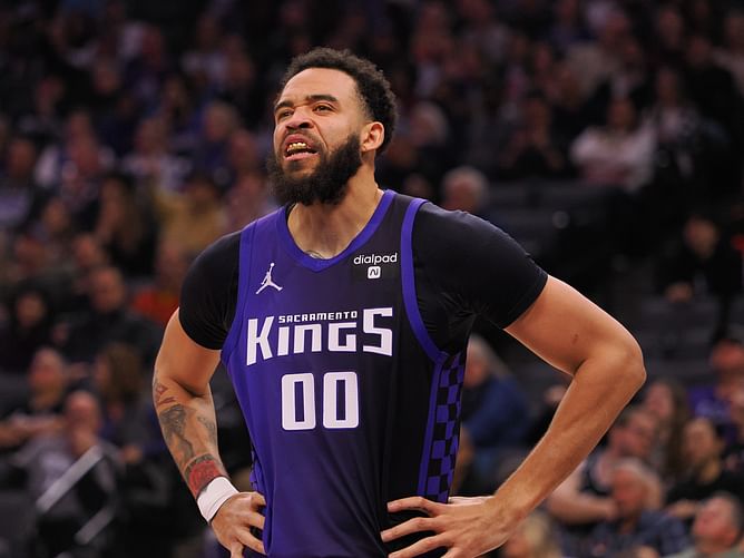 Video: Ex-Lakers center sends shockwave after grabbing opponent by the neck in heated brawl