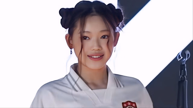 Evelli in instruction video (Image via YouTube/@YG_NEXTMONSTER)