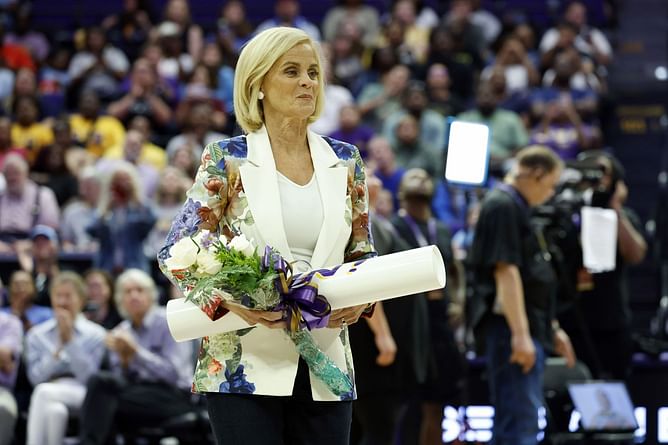 Kim Mulkey spends quality time with her grandkids in heartwarming clip