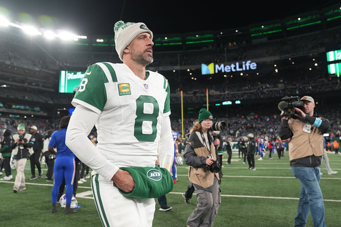 Mike Florio compares Aaron Rodgers' situation to $100,000,000 worth ex-QB amidst Steelers' indecision