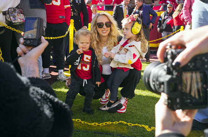 Patrick Mahomes' wife, Brittany, captures her 2 toddlers stepping into big-sibling role in adorable new portrait
