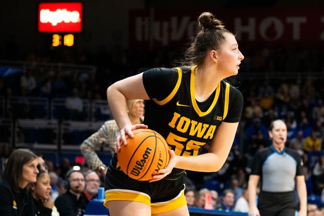 “US 3 >>>>> Gorilla”: Callie Levin, Kylie Feuerbach, Taylor Stremlow gush over teammate Teagan Mallegni’s snaps with Iowa stars