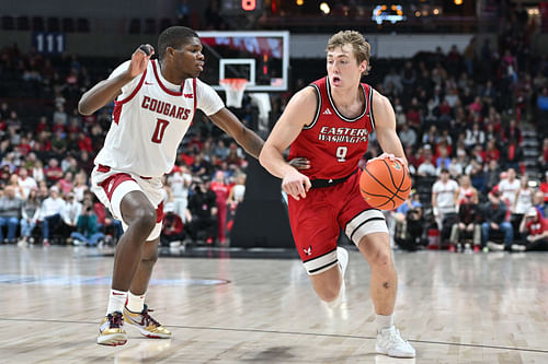 Andrew Cook (9) controls the ball against Washington State Cougars guard Cedric Coward (0) - Source: Imagn