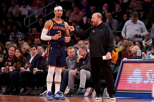 New York Knicks head coach Tom Thibodeau talks to guard Josh Hart - Source: Imagn