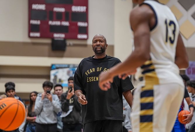 Shaq’s son Shaqir O’Neal reacts as Kenny Smith’s son Malloy Smith buries impressive poster dunk