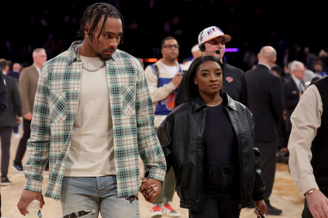 Jonathan Owens' wife Simone Biles sends 3-word message as power couple cheers for Cubs during rivalry weekend