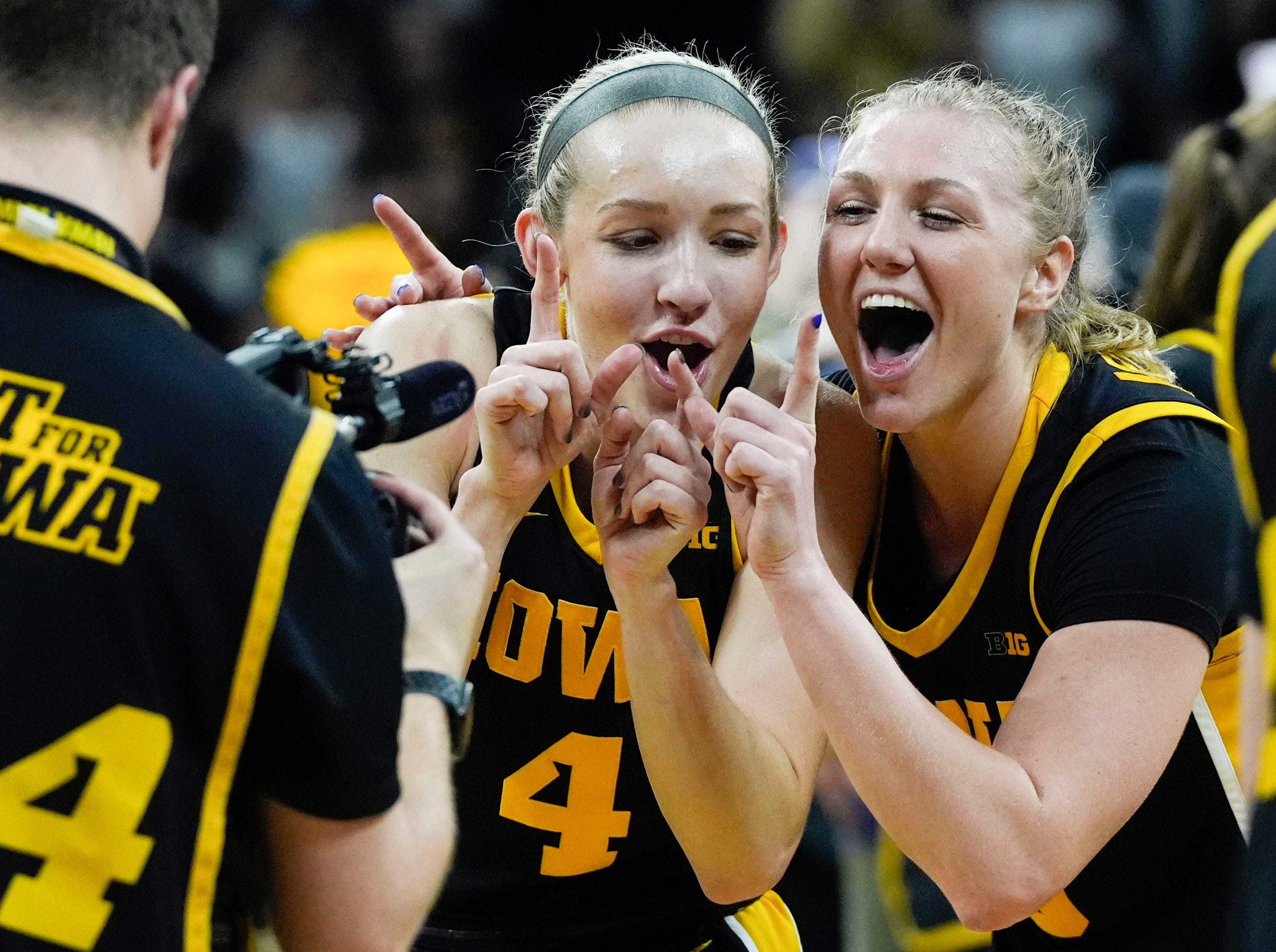 "Why is he so precious": Iowa's Sydney Affolter reacts to teammate Kylie Feuerbach's adorable interaction with her pup